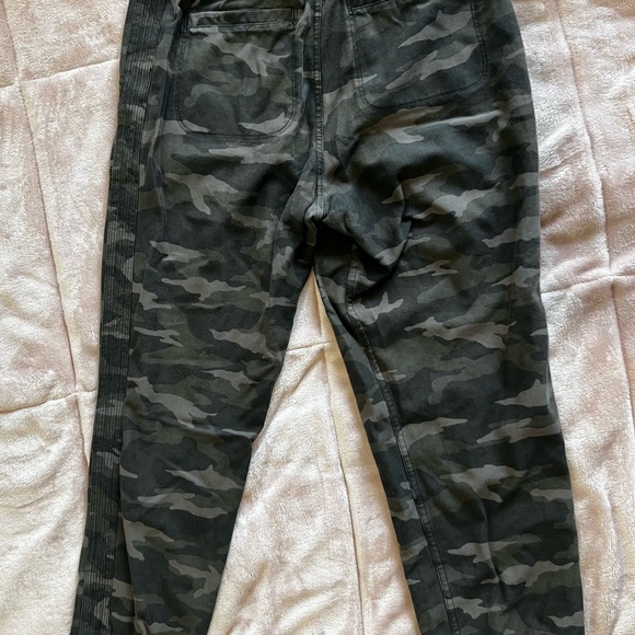 Athleta camo Farallon jogger athleisure pants size 4/medium - Picture 3 of 7